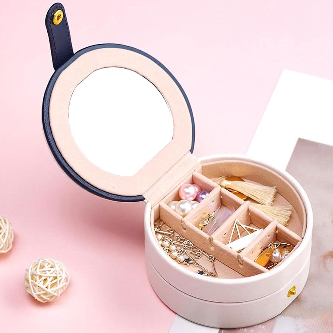 Organizator de bijuterii, Zola®, rotund, compartimente detasabile, cu oglinda, diametru 11 cm, alb Organizator de bijuterii, Zola®, rotund, compartimente detasabile, cu oglinda, diametru 11 cm, alb